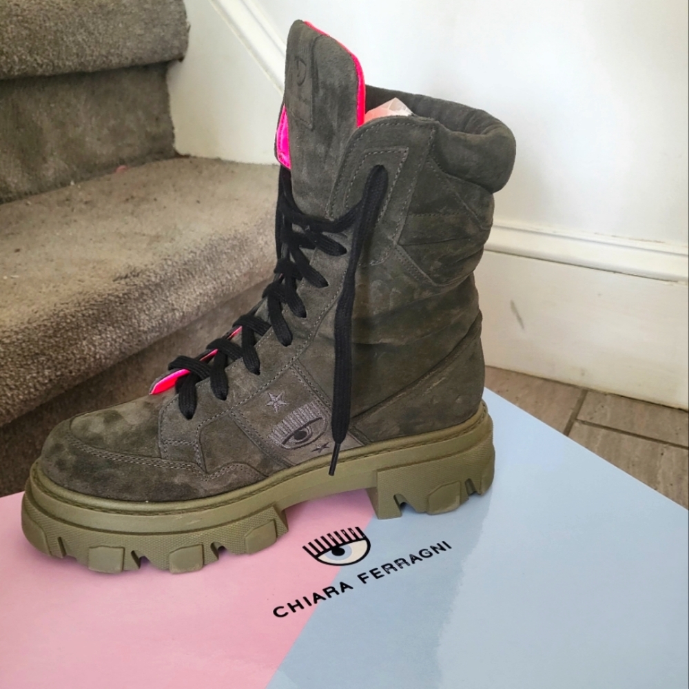 Too big for me.... got size 9 EUR 39. GREAT BOOTS!!